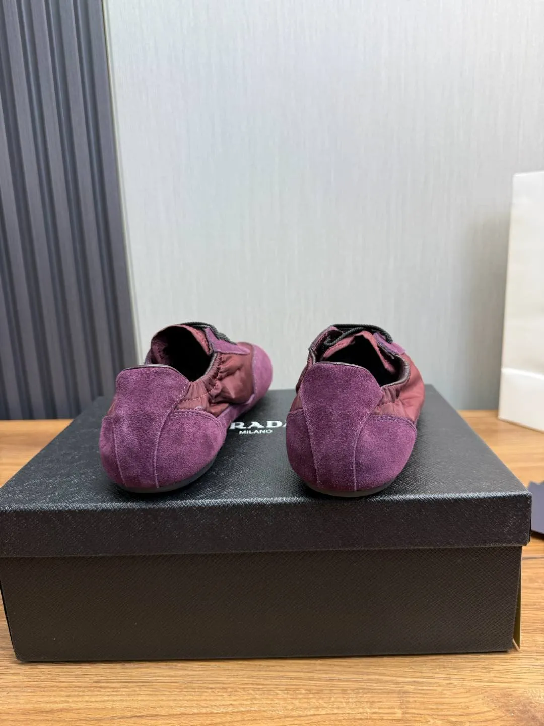 Men's shoes 💰600💰 PRADA 2025 Early Spring Collapse New Couple Style Sports Shoes Moral Training Shoes The name Collapse comes from the fact that it can be easily put on and taken off with bare hands. The light and comfortable features make it more relaxed and casual. The side elastic design can be worn twice! Super comfortable catwalk sneakers, as light and thin as ballet slippers, as comfortable as sneakers, comfortable and super light on the feet. Fabric: nubuck leather spliced ​​with nylon cloth. Silk cowhide foot pads. Size: Women's code 35/40 Men's code 39/45